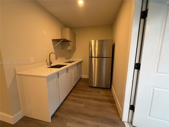 Building Photo - 126 NE 19th Ave