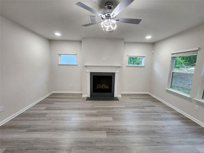 Building Photo - 235 Vly Oak Dr