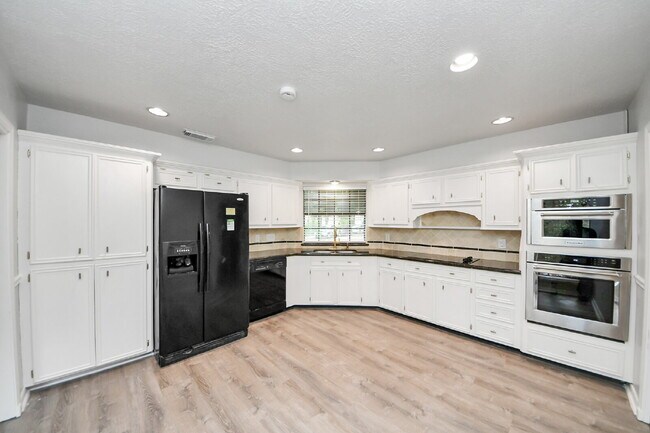 Building Photo - Freshly Remodeled Sugar Land Home with a Garden That Came Ready to Show Off