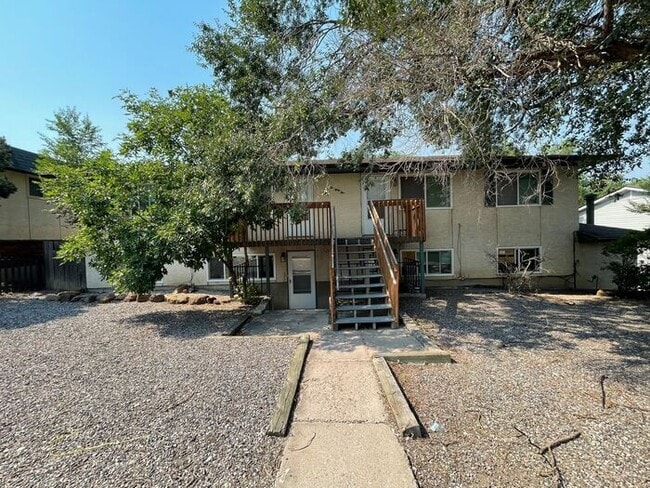 Building Photo - 2 Bed 1 Bath Apartment in a GREAT location!