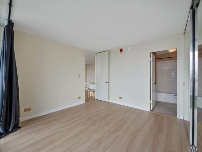 Building Photo - Remodeled Corner 1BR with Ocean & Diamond Head Views, W/D + Parking