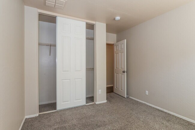 Building Photo - 4090 E Silverbell Rd