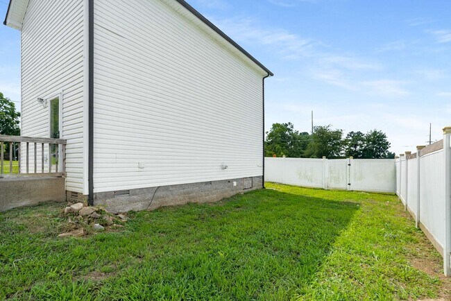 Building Photo - Great Location!