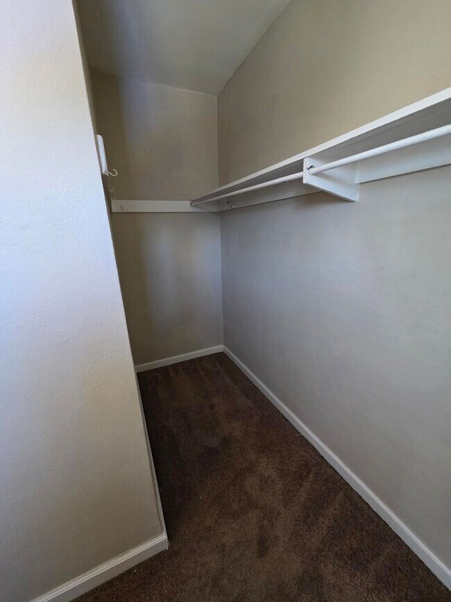 Building Photo - 2641 N Arrowhead Ave