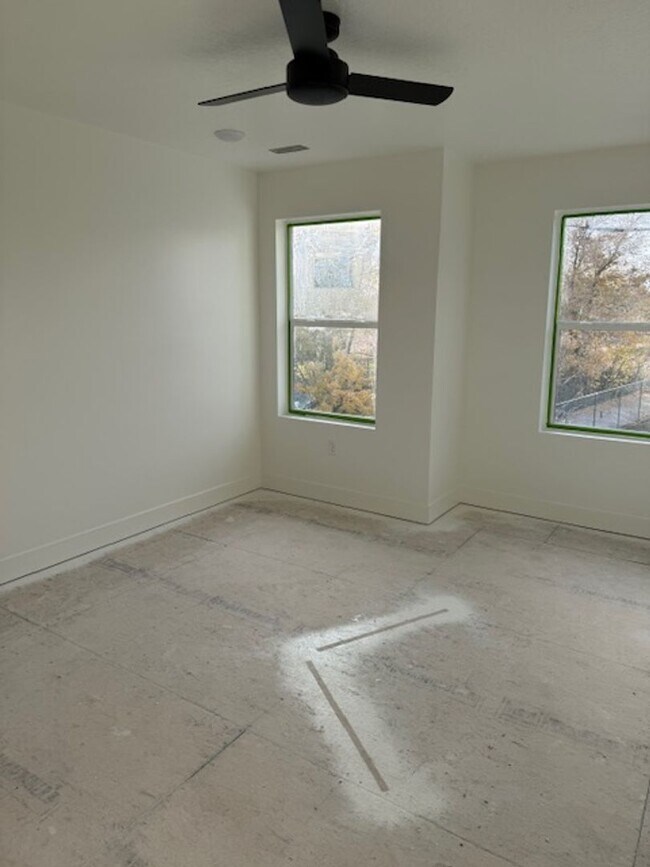 Building Photo - Beautiful townhome with 2 car garage, Cent...