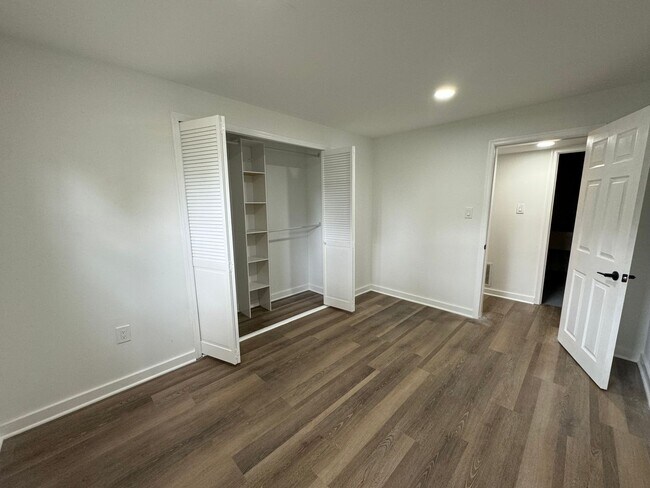 Building Photo - Spacious 5 Bed 3 Bath Home Walking Distanc...