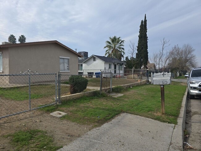 Building Photo - Enjoy this single family home with 3 bedrooms and 1 bathroom near downtown Bakersfield - AVAILABL...