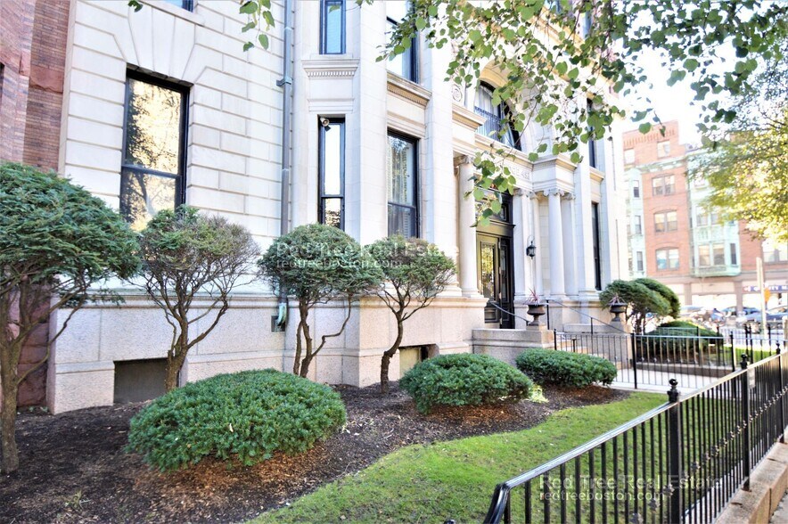 Building Photo - 483 Beacon St
