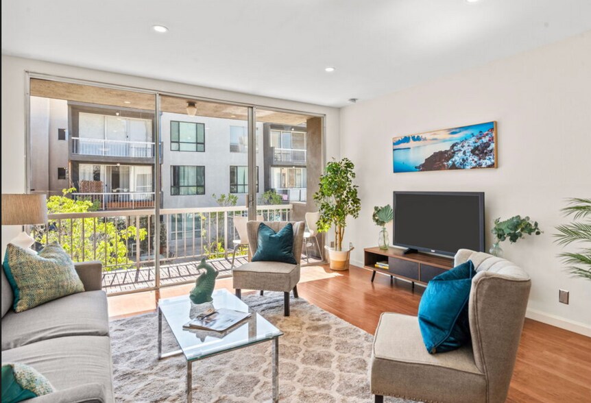 Building Photo - 1745 Camino Palmero St