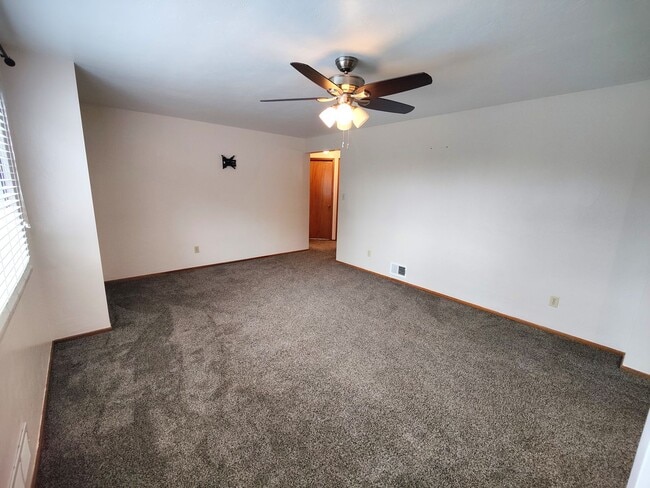 Building Photo - *Updated & Charming 2BD/2BA Single Family ...