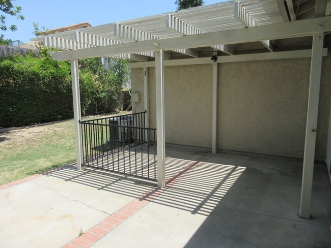 Building Photo - Beautiful updated 1-story home in Northridge