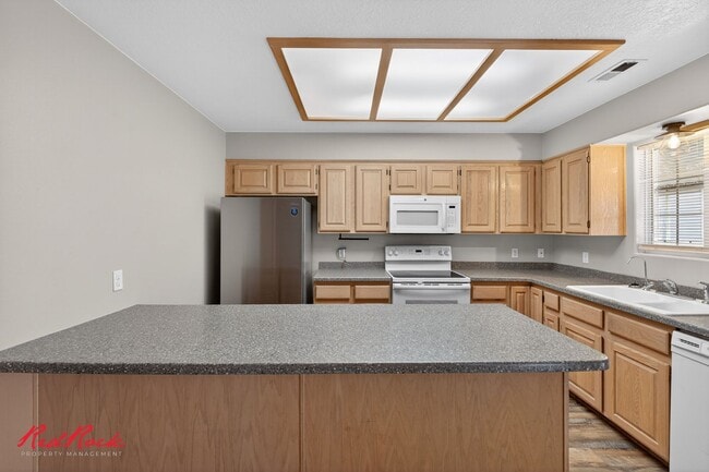 Building Photo - Charming 3 bedroom Townhome Close to Shopping