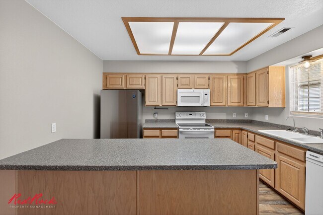 Building Photo - Conveniently Located 3 Bedroom Townhome