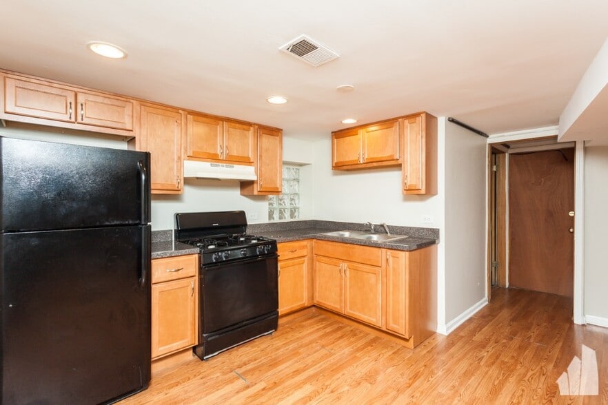 Building Photo - 2436 W Diversey Ave