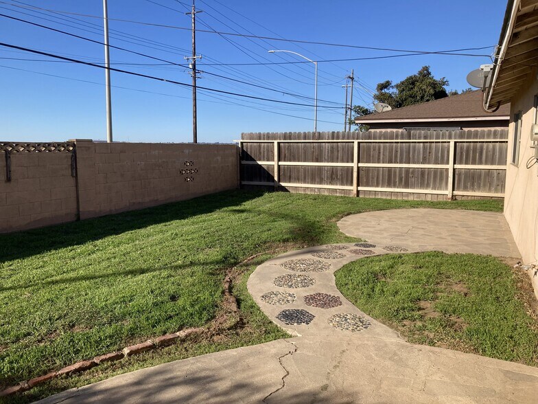 Building Photo - 517 Dejoy St