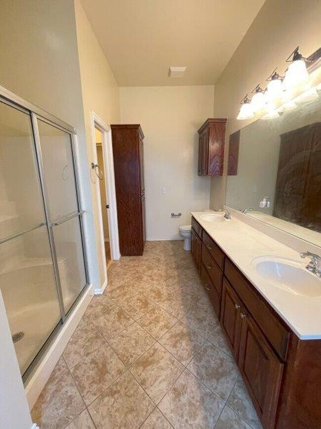 Building Photo - 3 bed plus office with storm shelter in Moore Schools!