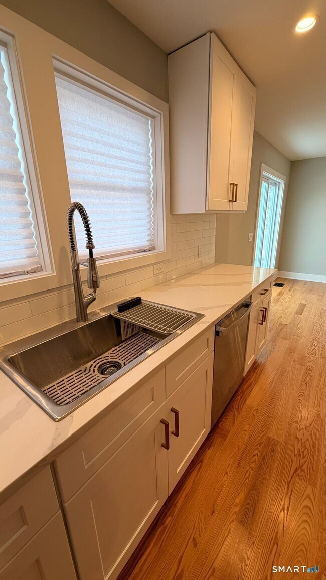 Building Photo - 20 Bouton St