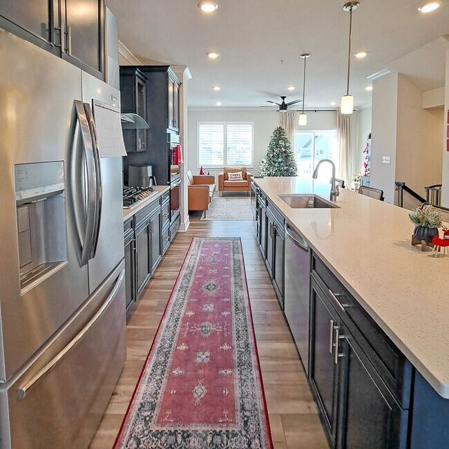 Building Photo - Gorgeous 4-Level Townhome with Rooftop Ter...