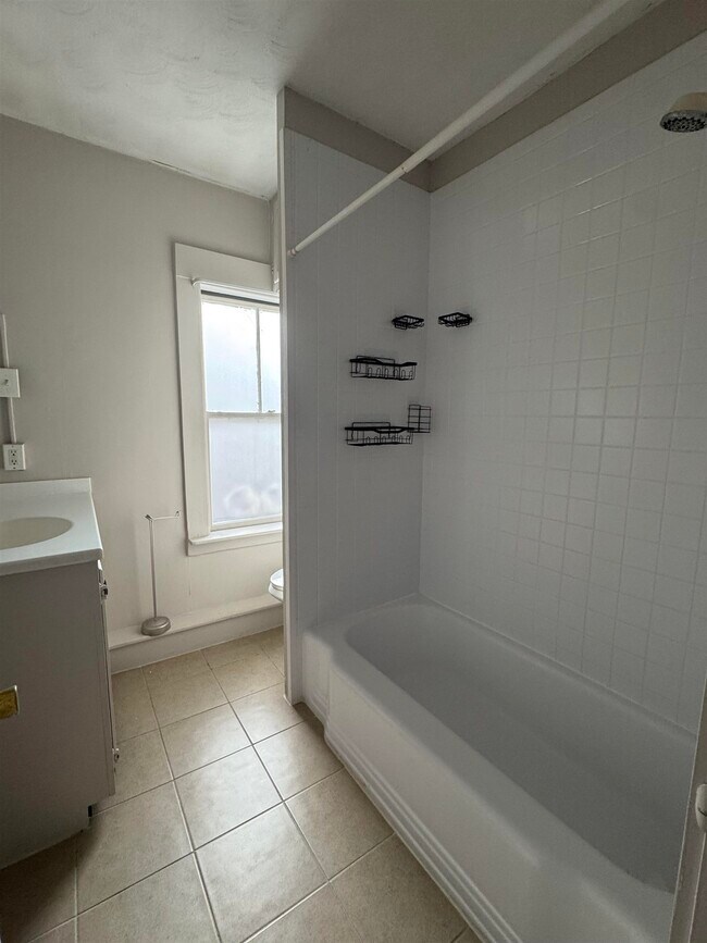 Building Photo - 76 Warren St