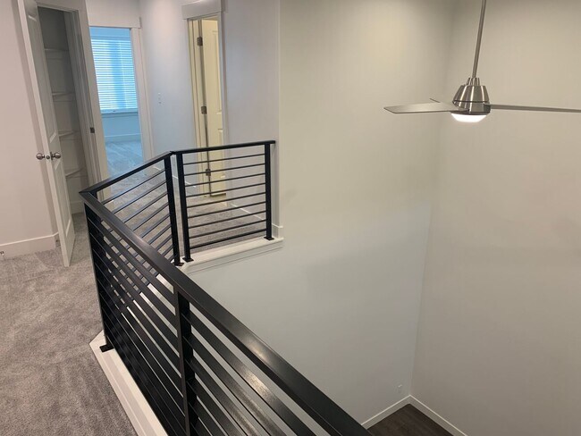 Building Photo - Beautiful Willow Point Townhome