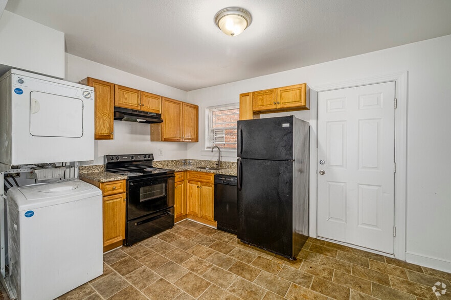 2BR, 1BA - 725SF - Kitchen - Commerce Street