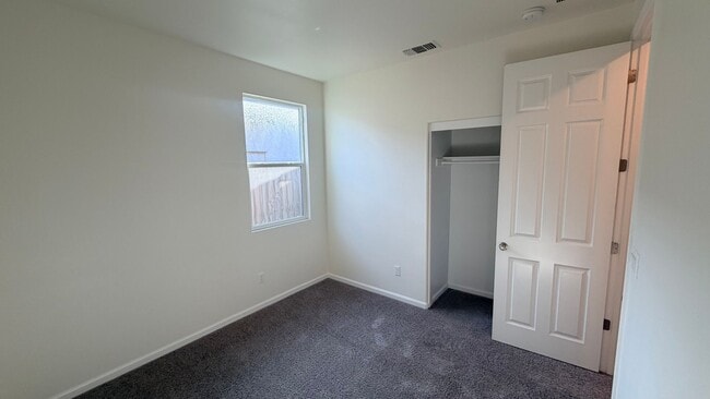 Building Photo - 5 Bed/ 2 Bath AVAILABLE NOW!