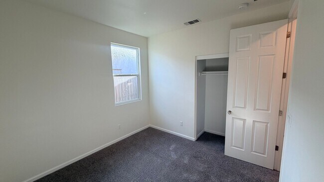 Building Photo - Luxurious upgraded 5BR 2 bath new home - premium lot.