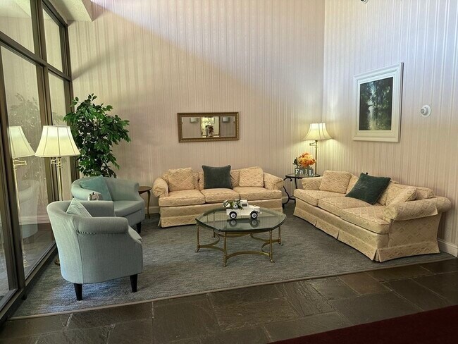 Building Photo - 2 Summit Dr