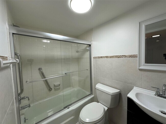 Building Photo - 651 Pine Dr