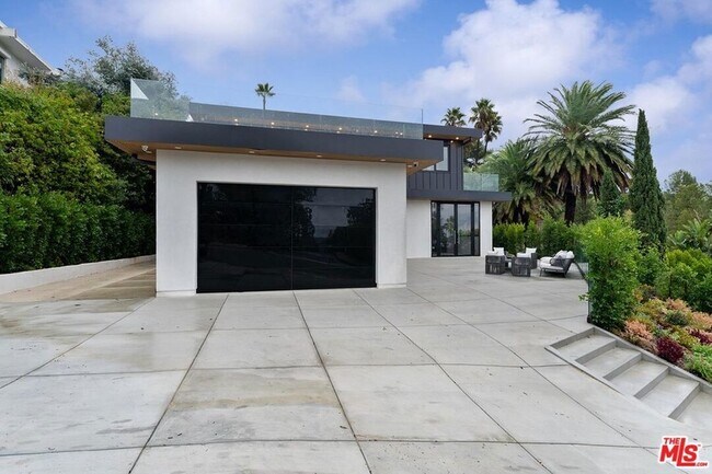 Building Photo - 9031 Alto Cedro Dr