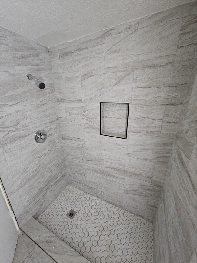 Building Photo - 6018 Beekman Rd