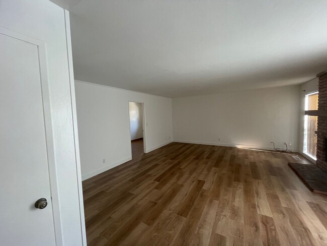 Building Photo - 5 bedroom Pet Friendly remodeled home in P...