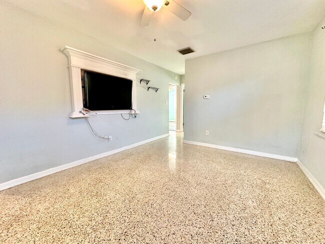 Building Photo - Bright & cozy 2bedroom 1bath home with out...