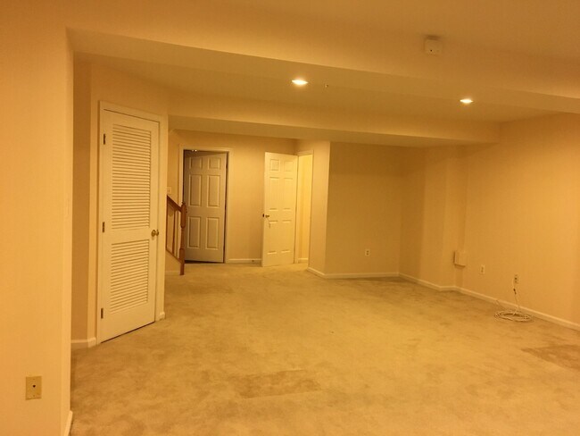 Building Photo - SPACIOUS TOWNHOUSE IN GERMANTOWN