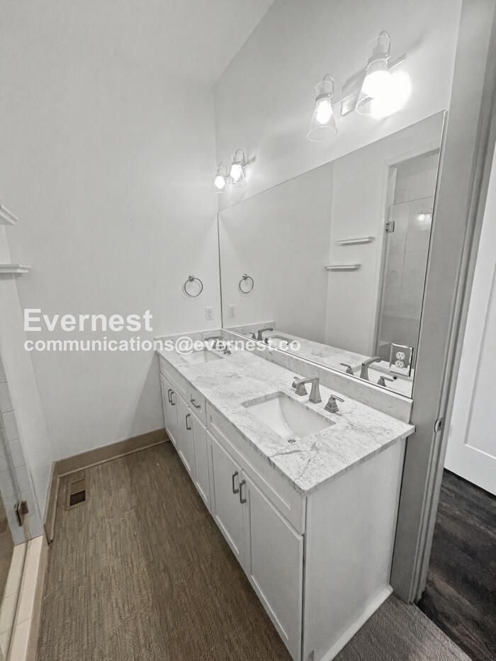 Building Photo - 2209 15th Ave N