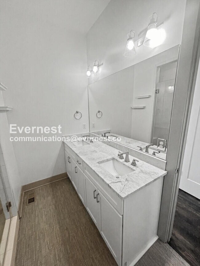 Building Photo - 3 Bed/2.5 Bath with Fenced Yard / Pet-Friendly / Available Now!