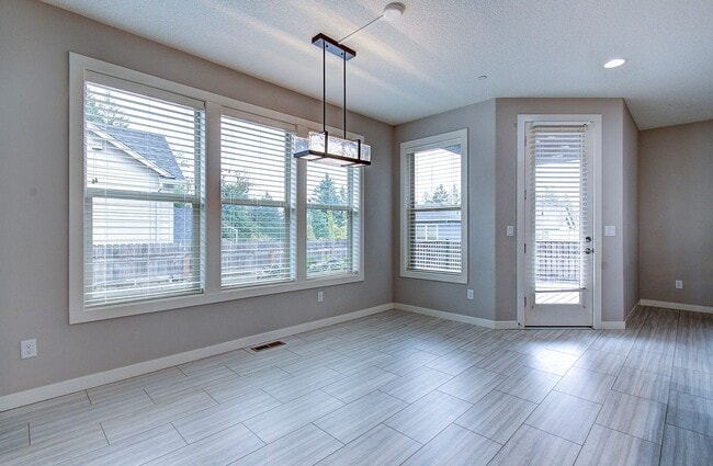 Building Photo - STUNNING CAMAS NORTH HILLS 4 BR, 3.5 BATH HOME~ CAMAS SCHOOLS~ PET FRIENDLY!