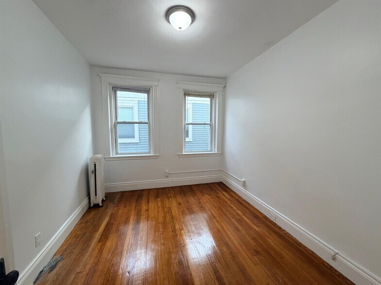 Building Photo - 70 Kirkland St