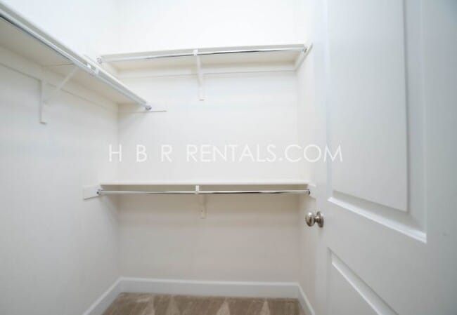 Building Photo - Spacious Elegance: 4-Bedroom with 3.5 Baths in Manteca