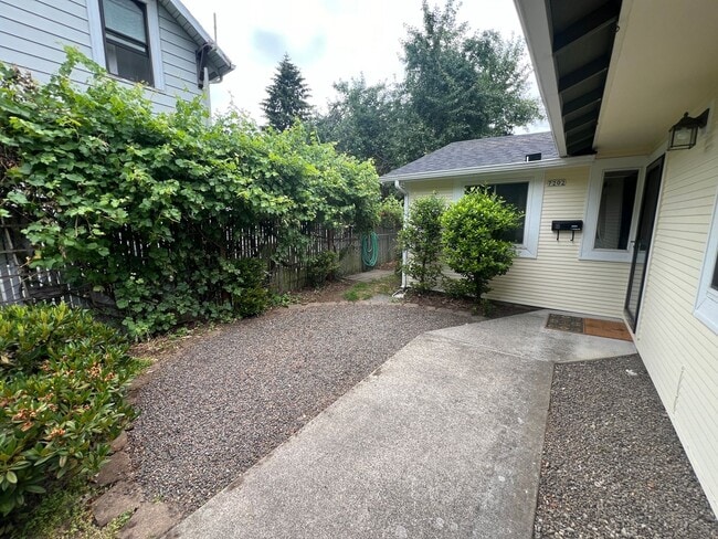 Building Photo - 3 Bedroom Home on Quiet Street with Lots o...