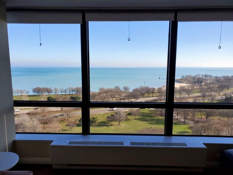 Building Photo - 5415 N Sheridan Rd