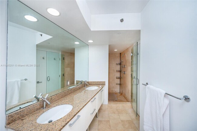 Building Photo - 17201 Collins Ave