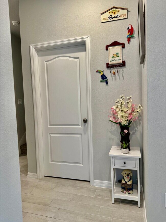 Building Photo - Spacious 4-Bedroom Corner Townhome with Loft & Lake Views in Ocoee