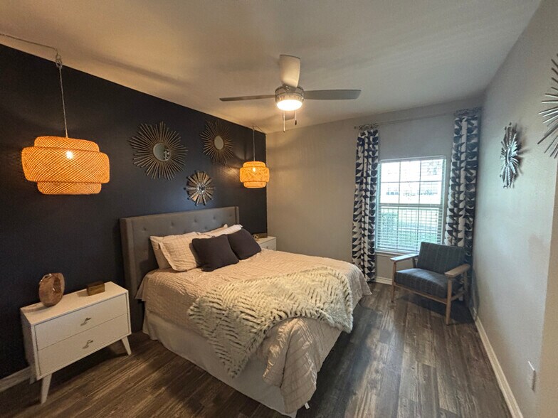 Building Photo - 4925 Cromwell Dr