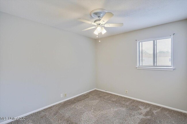 Building Photo - 167 Lakebend Cir