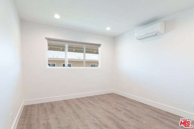 Building Photo - 1310 W Valencia Dr