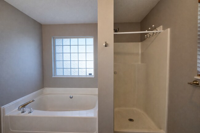 Building Photo - $1795 - 3 Beds 2 Baths + Bonus Room