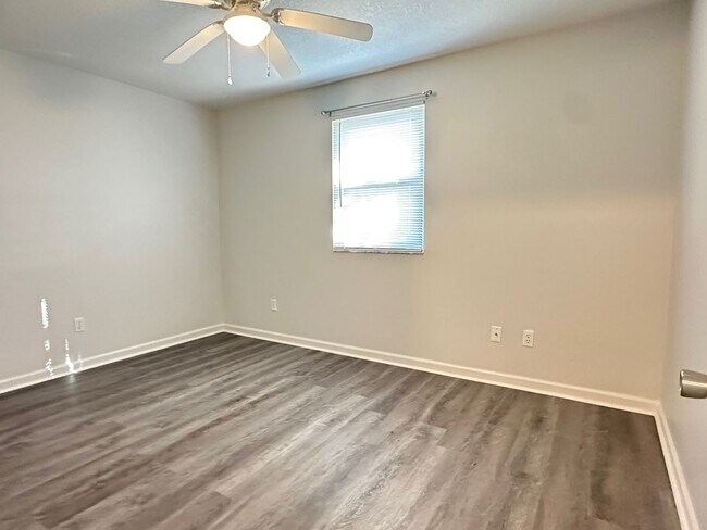 Building Photo - Island Bungalow, Minutes From the Beach!