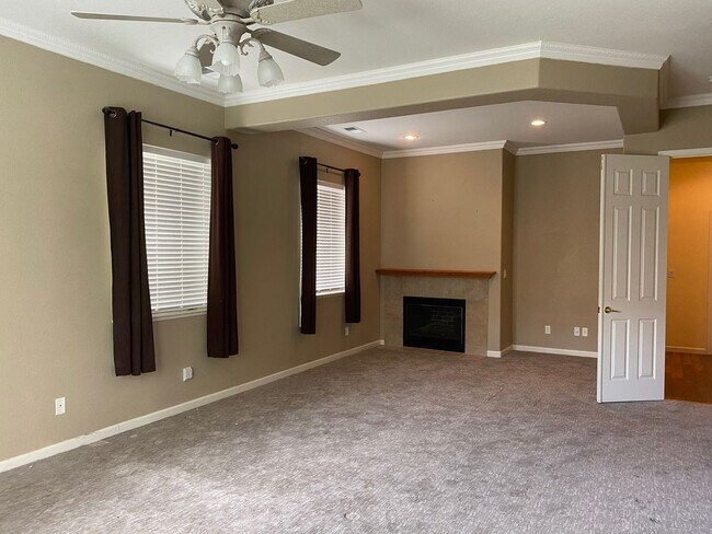 Building Photo - Huge 3 Bed 2 Bath + Den Golf Course Hom...