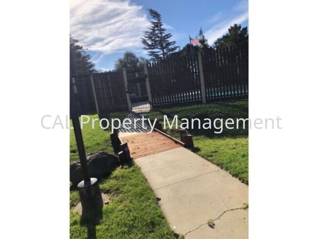Building Photo - Condo for rent in North Salinas!